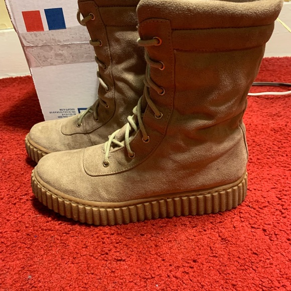 Womens lightweight suade 5 1/2 lace up combat boots. Only worm once - Picture 4 of 7